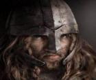 Viking πρόσωπο με μουστάκι και τη γενειάδα και ένα κράνος